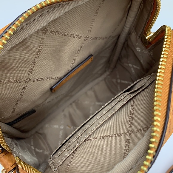 MICHAEL KORS
Jet Set Travel Medium Signature Logo Crossbody Bag
COLOR CIDER - Picture 15 of 16